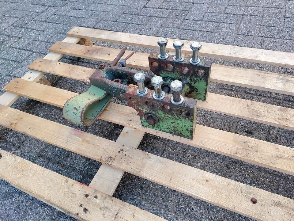 Deichselkupplung mit Oberlenkerhalterung